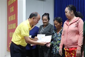 Hội Doanh nhân trẻ Việt Nam trao tặng 2 căn nhà, 50 phần quà cho các gia đình chính sách tại Bạc Liêu