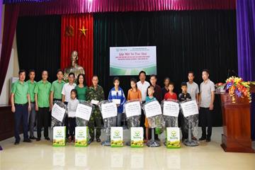 Gặp mặt, trao quà cho trẻ em mồ côi và các gia đình có hoàn cảnh khó khăn tại huyện Thanh Chương, Nghệ An