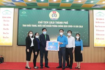 LĐLĐ thành phố Thanh Hoá trao tặng khẩu trang, nước sát khuẩn cho người lao động công ty Tiến Nông
