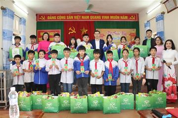 Tiến Nông trao quà cho học sinh có hoàn cảnh khó khăn tại huyện Ngọc Lặc, tỉnh Thanh Hóa