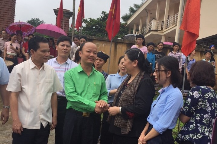 Tin vắn: TGĐ Nguyễn Hồng Phong cùng Phó chủ tịch Quốc hội Tòng Thị Phóng trao quà cho người nghèo